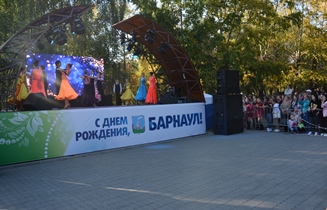 Выступления творческих коллективов и народное караоке вошли в музыкальную программу праздника в Ленинском районе