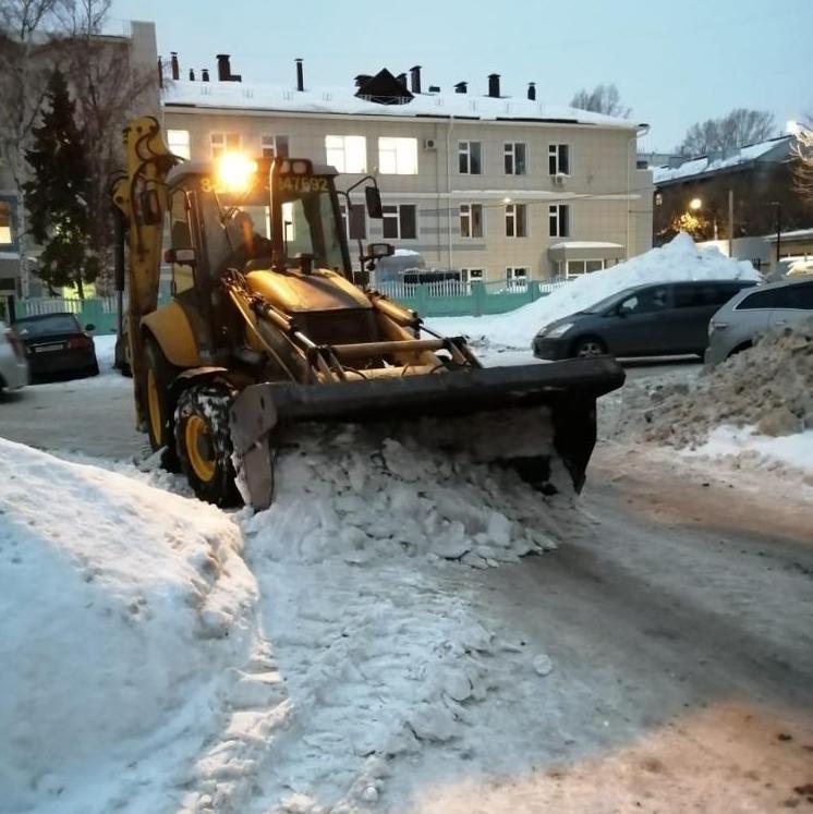 Дворовые территории Петровского микрорайона очистили от снега