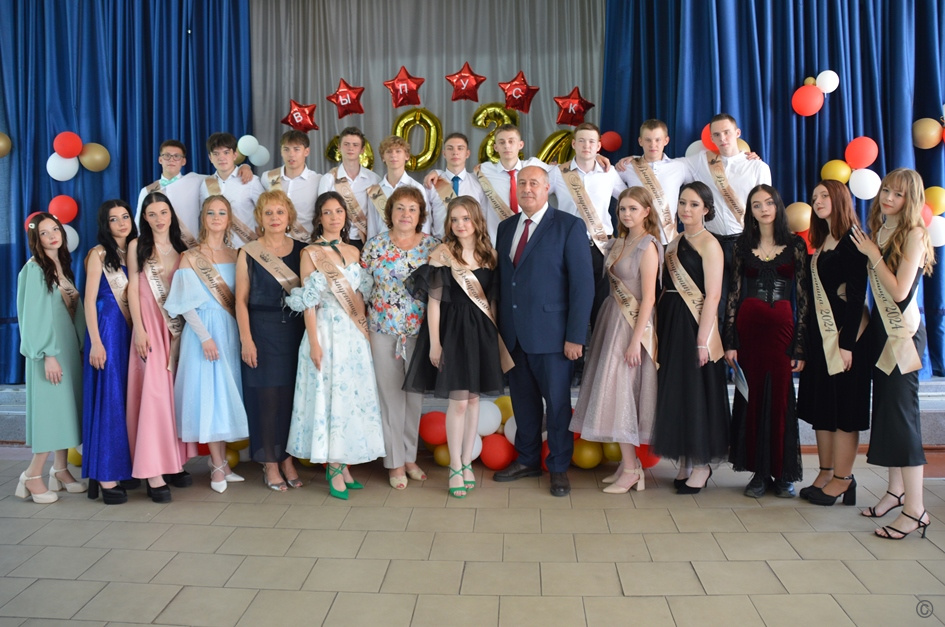 В Барнауле выпускникам торжественно вручают аттестаты