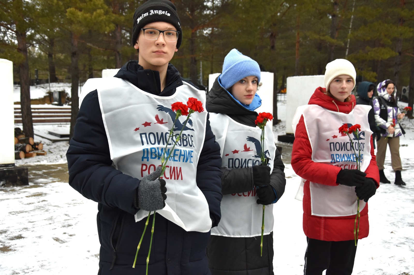 В День Неизвестного солдата представители поискового движения провели акцию по очистке от снега памятников и мемориалов Барнаула