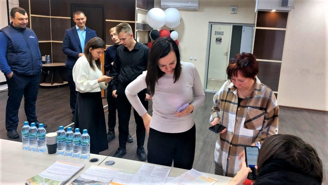 Волонтеры продолжают оказывать информационную помощь жителям Ленинского района в голосовании за территории благоустройства