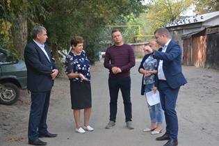 Общественники проверили, как ремонтируют дворы по улице Георгия Исакова в рамках нацпроекта «Жилье и городская среда»