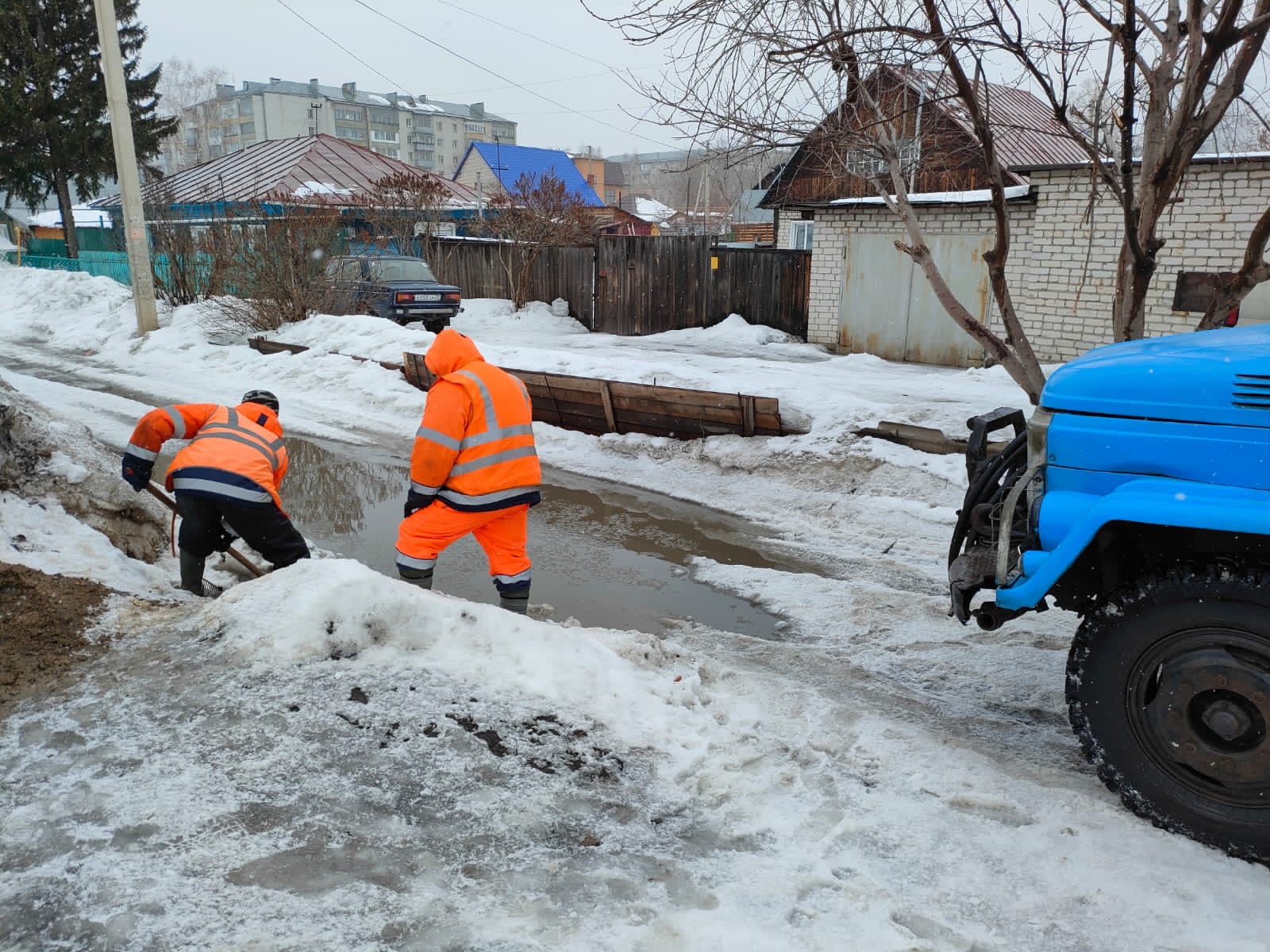 В районах Барнаула продолжаются работы в рамках противопаводковых мероприятий