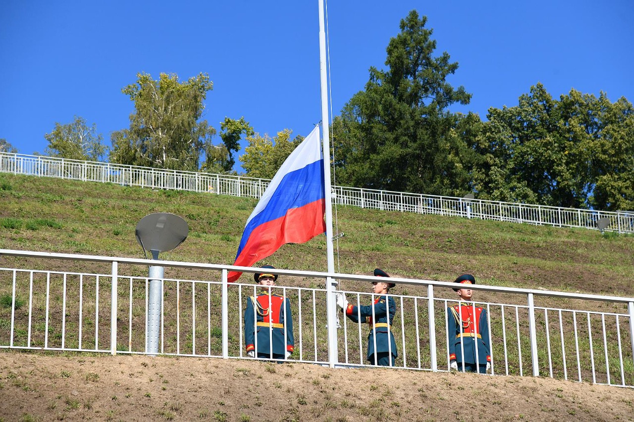 В Барнауле состоялась торжественная церемония поднятия Государственного флага России