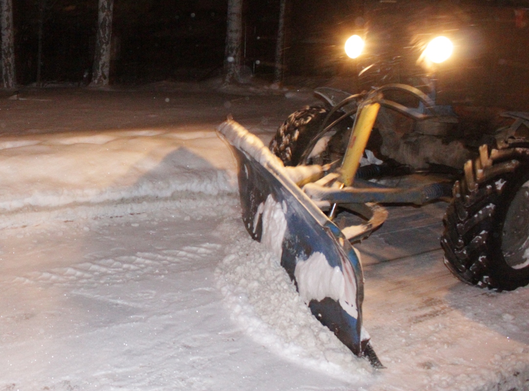 В ночь на 19 февраля на дорогах Барнаула будет работать 137 единиц снегоуборочной техники