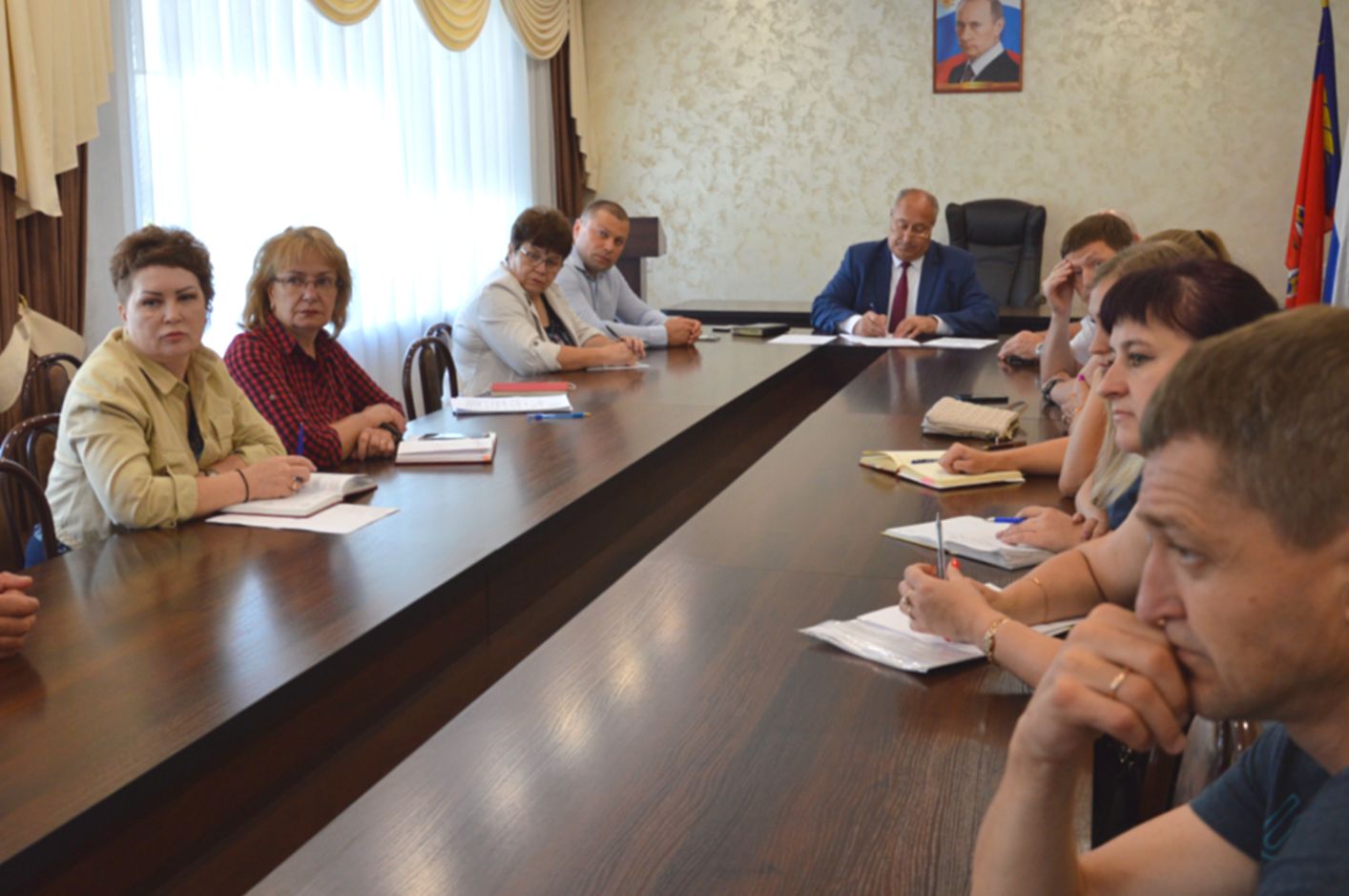 Глава администрации Октябрьского района и депутаты обсудили благоустройство дворов в рамках нацпроекта в 2023 году