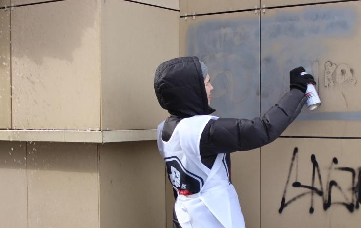 Дружинники и волонтеры закрасили надписи на зданиях и ограждениях в Барнауле