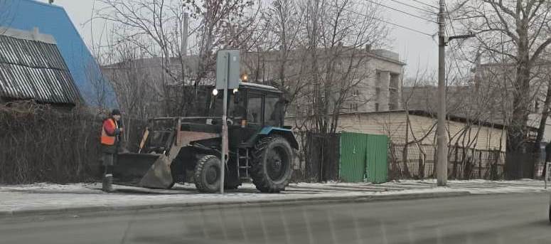 В Ленинском районе ведутся работы  по очистке дорог и дворовых территорий от снега и наледи