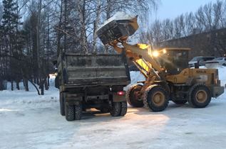 Организации Ленинского района продолжают работы по уборке и вывозу снега 