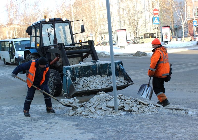 Около 80 единиц спецтехники и более 130 рабочих вышли на снегоуборочные работы в Барнауле 11 марта