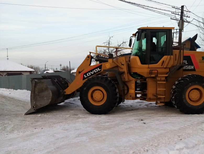 Работа по очистке улиц от снега продолжается в Октябрьском районе