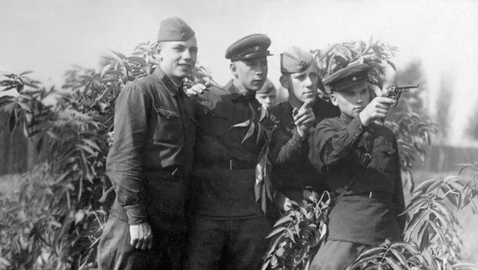 К юбилею Победы: Их имена мы в улицы вписали. Улица М.Т.Калашникова