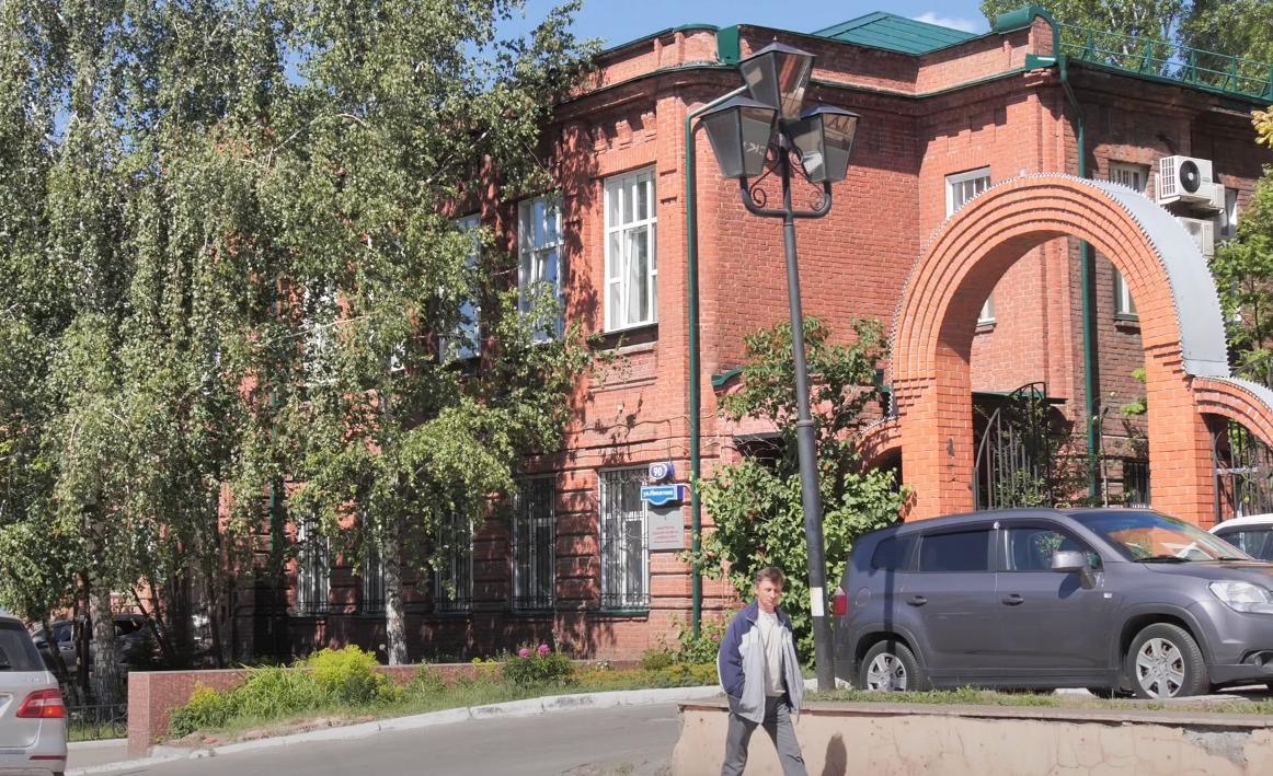 Среда Барнаула: городская амбулаторная лечебница и библиотека