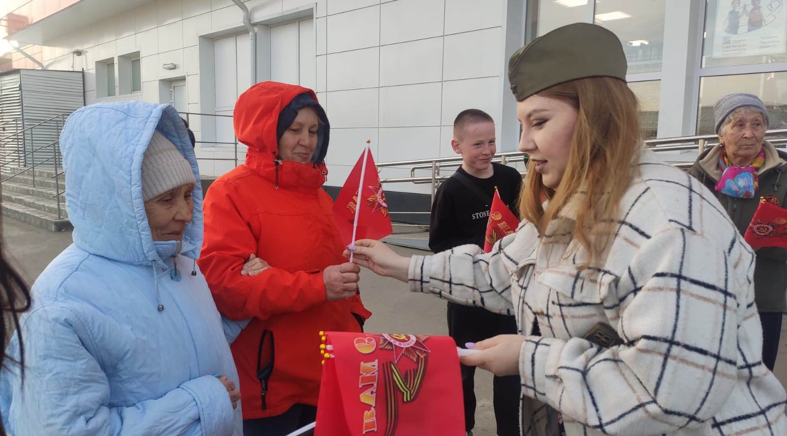 Активисты ТОС Ленинского района продолжают раздавать жителям праздничную атрибутику и возлагать цветы к памятникам 