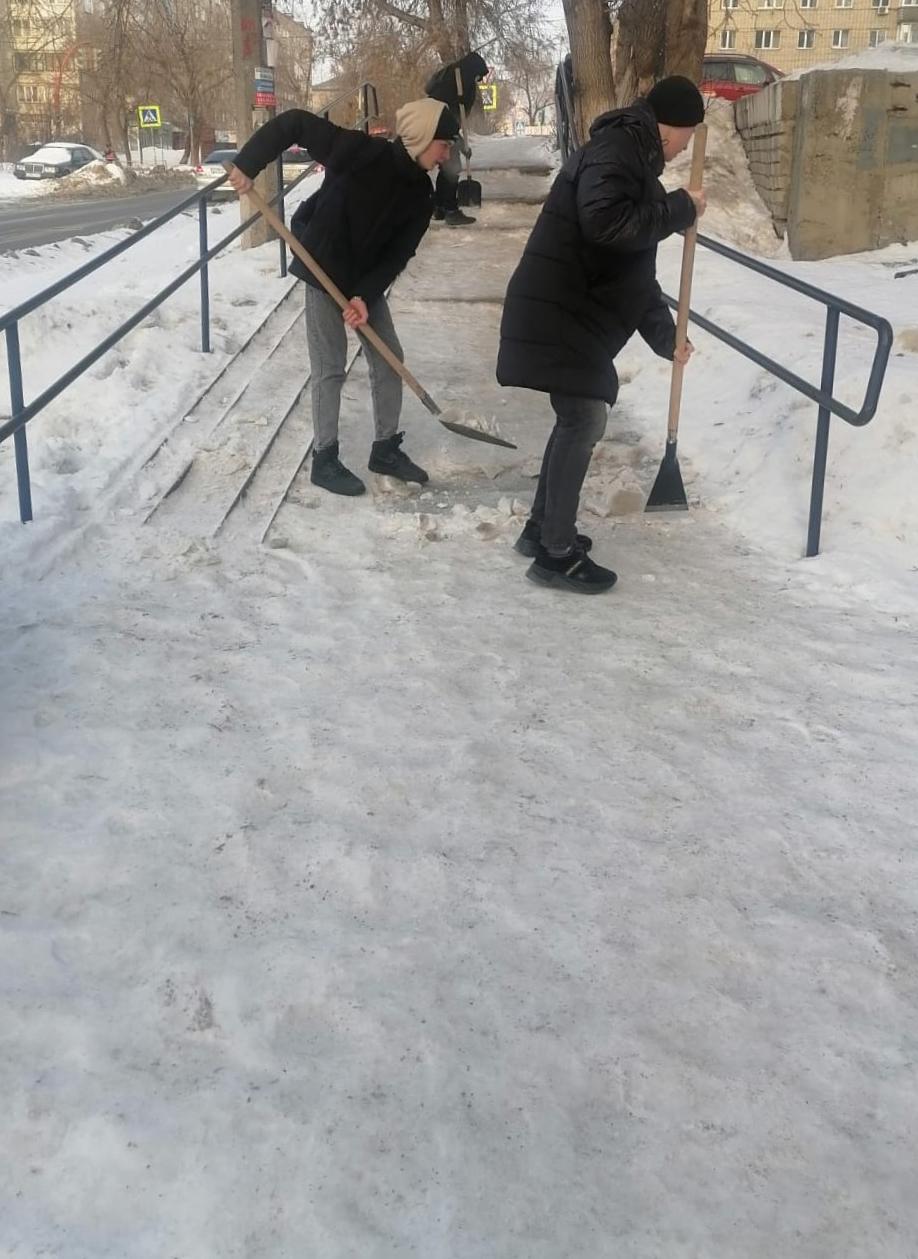 Барнаульские студенты помогают в очистке от наледи тротуаров, пешеходных переходов и лестничных маршей