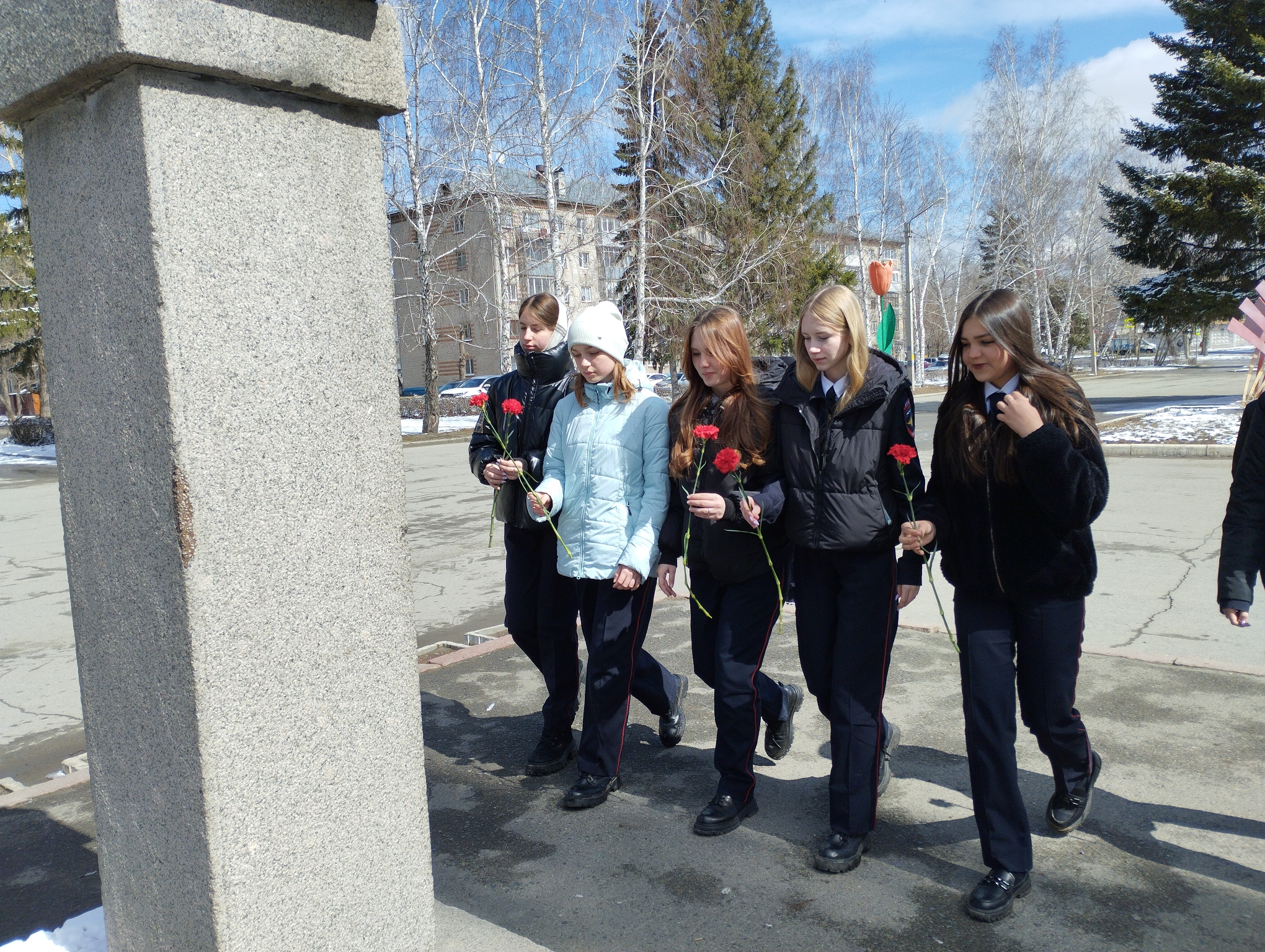 Учащиеся школы 53 возложили цветы к памятнику Германа Титова