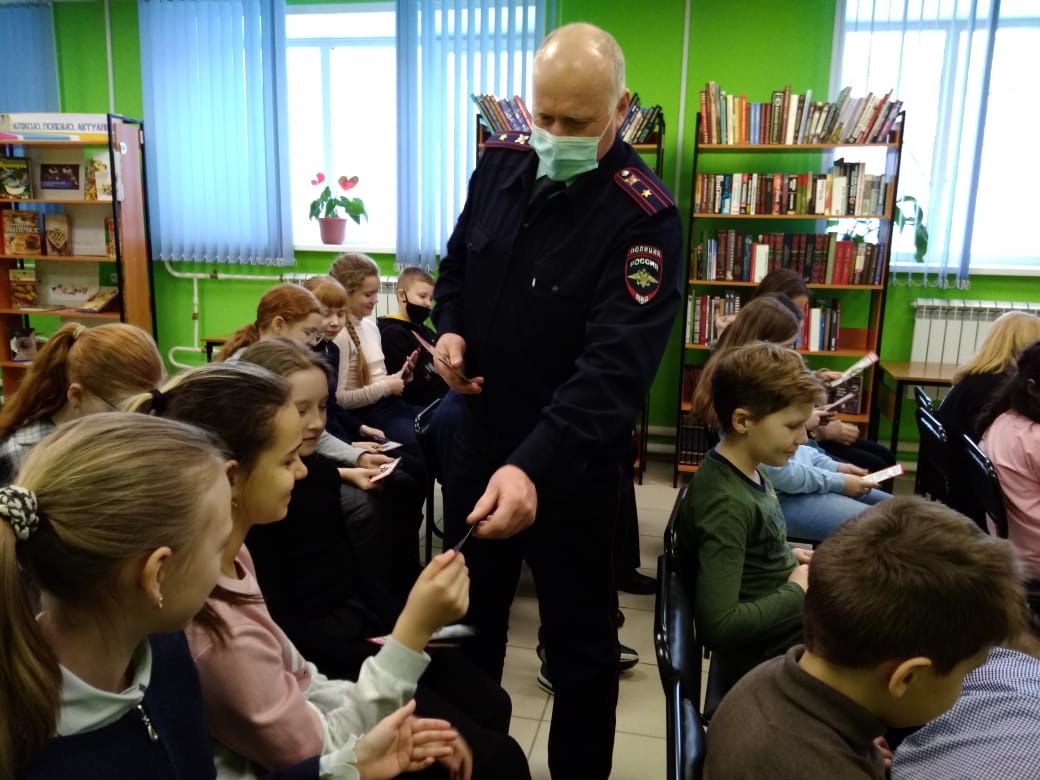 Сотрудники ГИБДД города Барнаула напомнили детям о дорожной безопасности