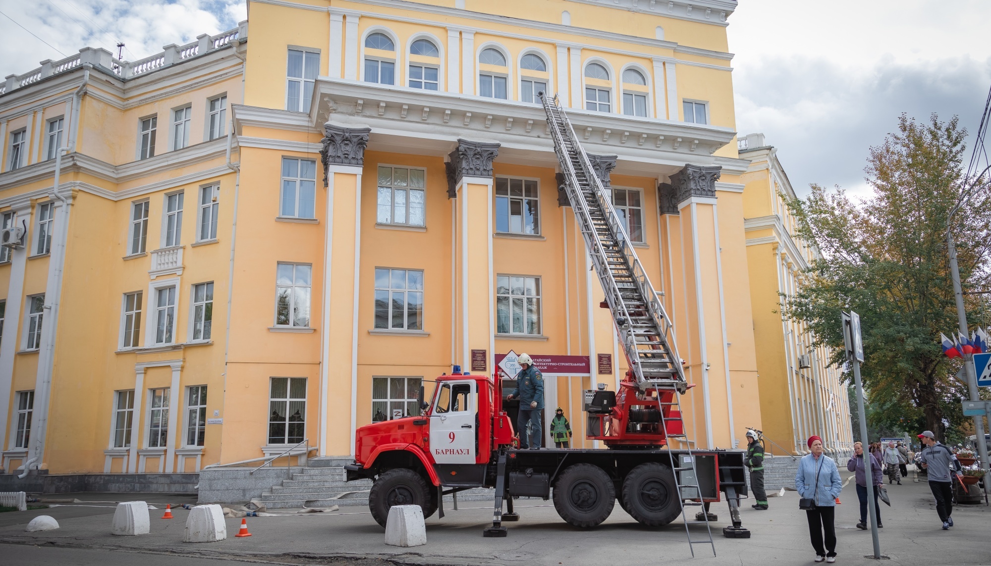 Огонь - условный, работа - настоящая: в Барнауле вновь провели пожарные учения 