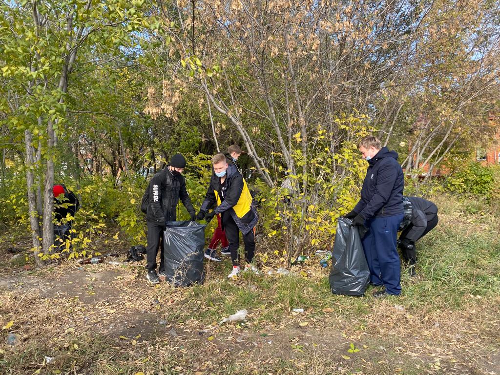 С зеленой зоны по улице Кулагина в Барнауле вывезли 120 мешков мусора