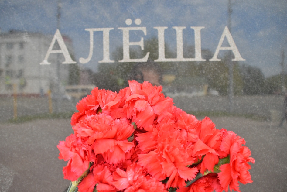 Торжественная церемония возложения цветов прошла у памятного знака, посвящённого Алексею Скурлатову 