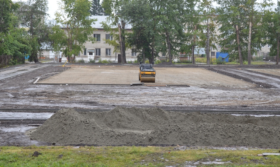 Глава администрации Октябрьского района Юрий Асеев проинспектировал ход выполнения работ по благоустройству стадиона школы №53