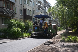 В Ленинском районе Барнаула продолжается асфальтирование дворов