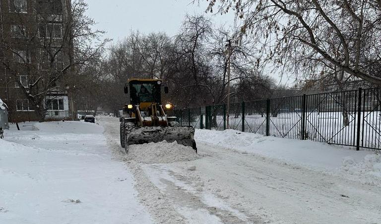 Коммунальные службы устраняют последствия снегопада в  Ленинском районе 