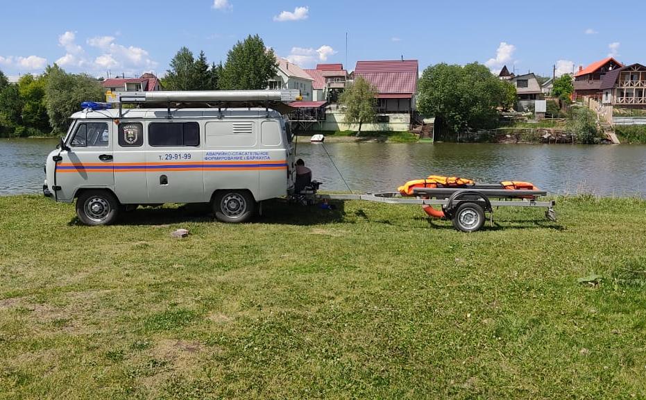 Жителям, отдыхающим на реках и озерах Барнаула, напоминают о важных правилах безопасности