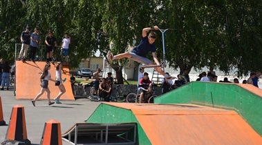 	В День молодежи в  Барнауле провели соревнования по популярным видам спорта «Взлетай» и хип-хоп батл