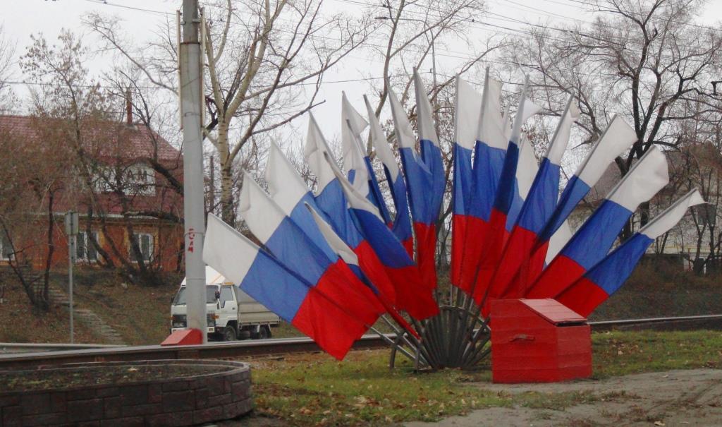 В преддверии Дня народного единства Центральный район Барнаула украсили флагами