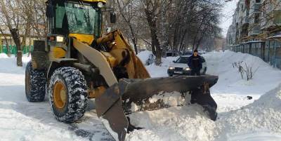 На территории Ленинского района продолжаются работы по очистке от снега и наледи