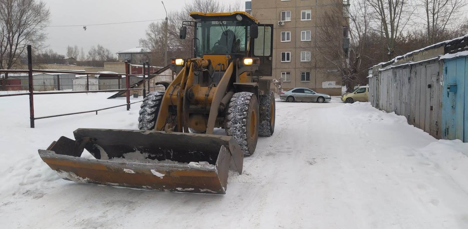 В Ленинском районе ведется работа по очистке от  снега и наледи транспортных магистралей, общественных и внутридворовых территорий  