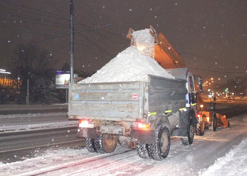В ночь на 21 декабря на дорогах Барнаула будут работать 167 единиц снегоуборочной техники 