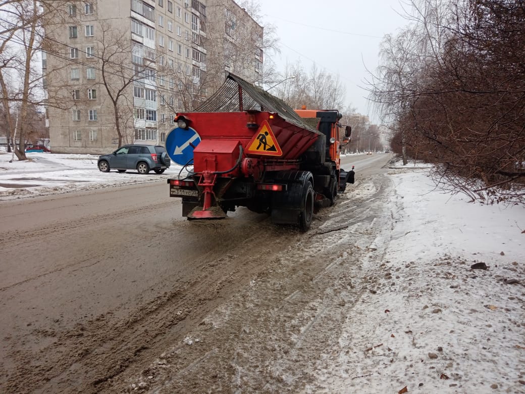 В ночь на 12 ноября на дежурство в Барнауле заступили 86 единиц дорожной техники