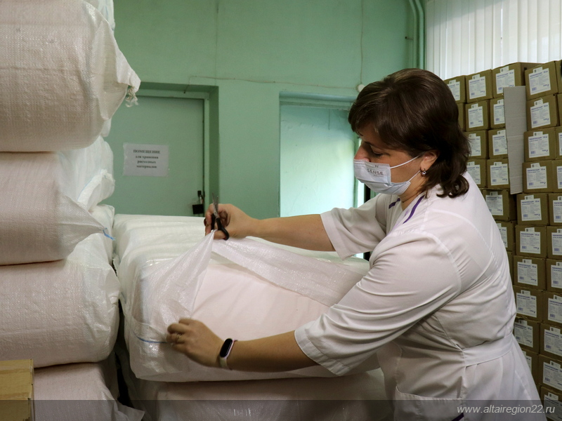 Ковидные госпитали Алтайского края получили  тысячу комплектов медицинских валиков для поддержания пациентов в прон-позиции