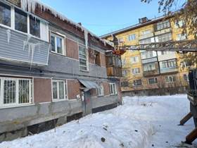 Работы по очистке кровель аварийных домов от снега и наледи находятся на контроле в администрации Ленинского района 