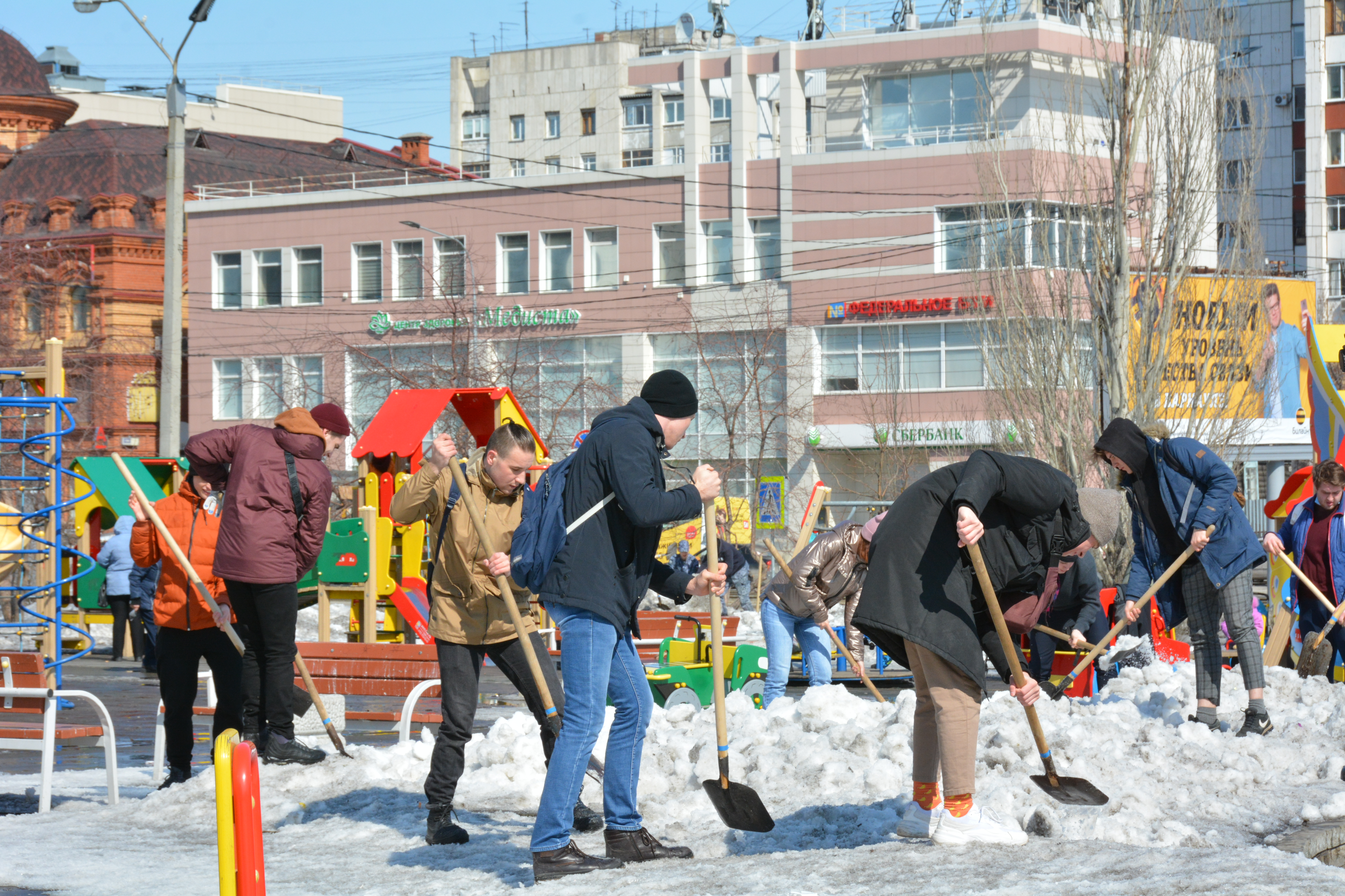 Первый «чистый четверг» прошел в Барнауле в рамках месячника санитарной очистки