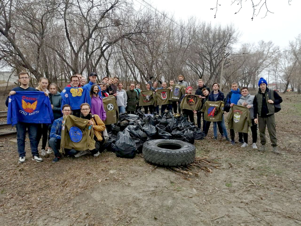 В Барнауле студенты очистили от мусора зеленую зону по улице Кулагина