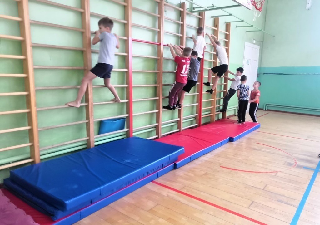 Спортивный инвентарь подарили школе № 70 депутаты Барнаульской городской Думы 