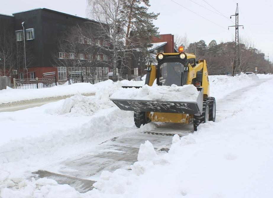 В Барнауле продолжается расчистка тротуаров от снега