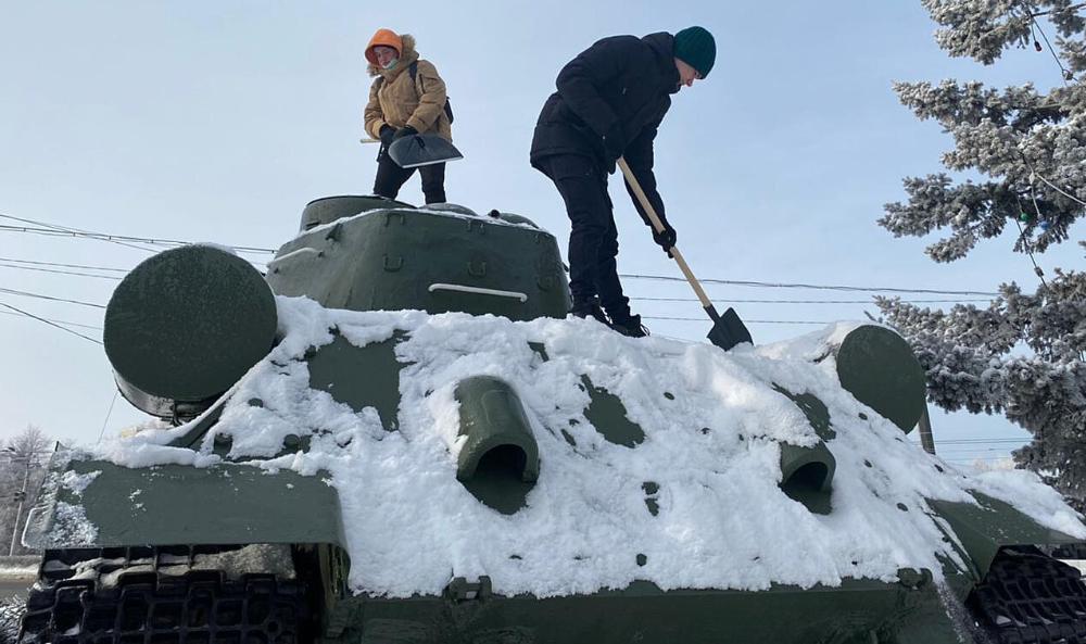 В рамках патриотической акции студенты АлтГПУ очистили от снега памятник Танку Т-34