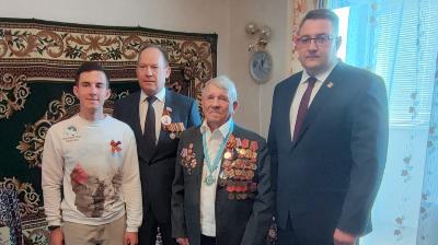 Глава администрации Индустриального района  вручил памятные медали «Почетный гражданин города»