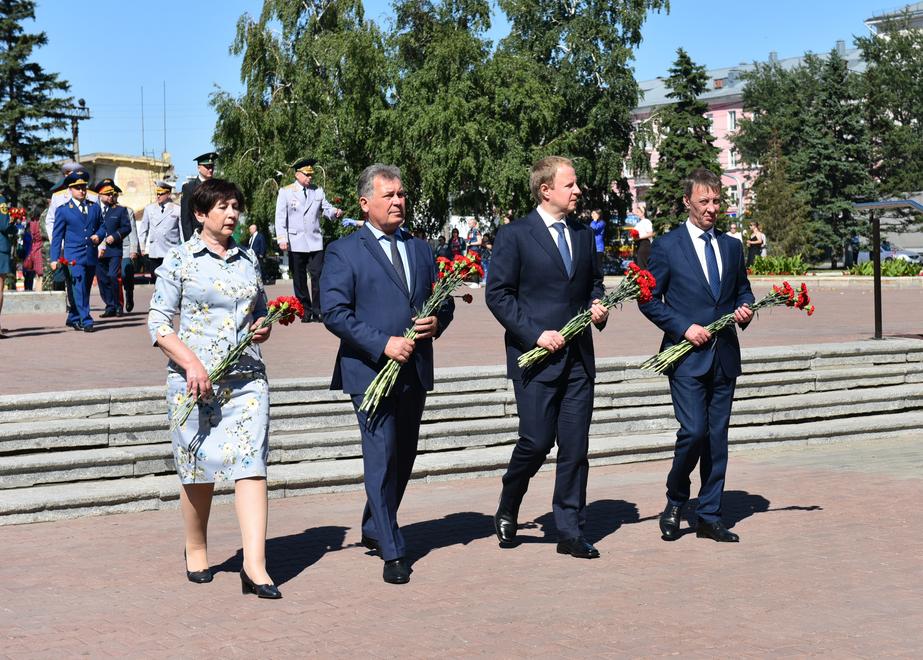 В Барнауле в память о погибших в Великой Отечественной войне возложили цветы к мемориалам 