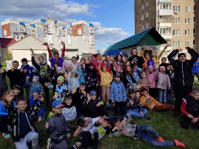 Общественники поздравили с праздником ребят из микрорайонов Балтийский и Лазурный