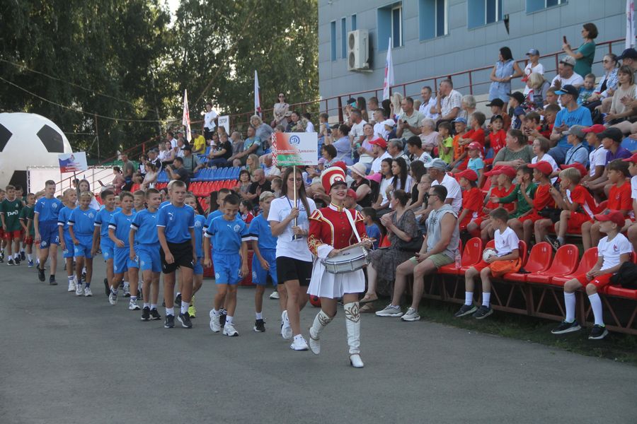 В Барнауле стартовал традиционный футбольный турнир памяти Геннадия Смертина