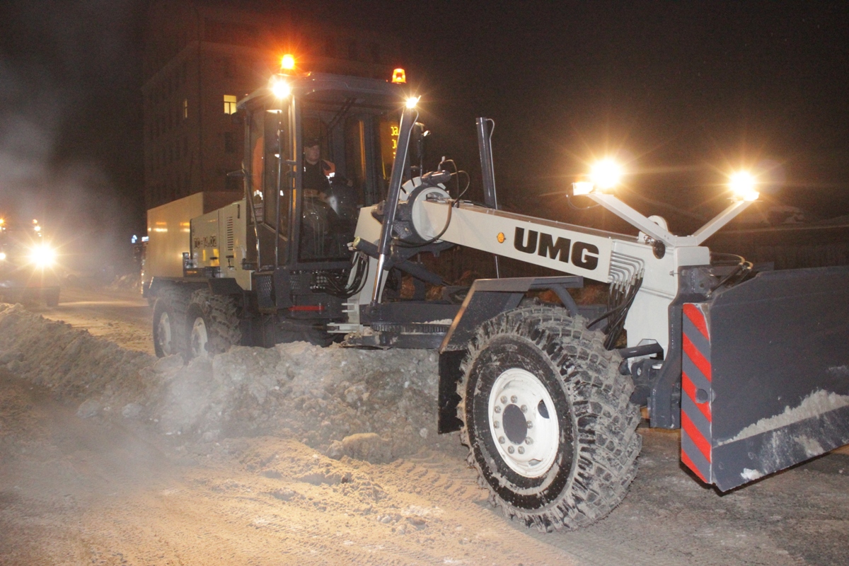 Новая снегоуборочная техника продолжает уборку дорог Барнаула от снега