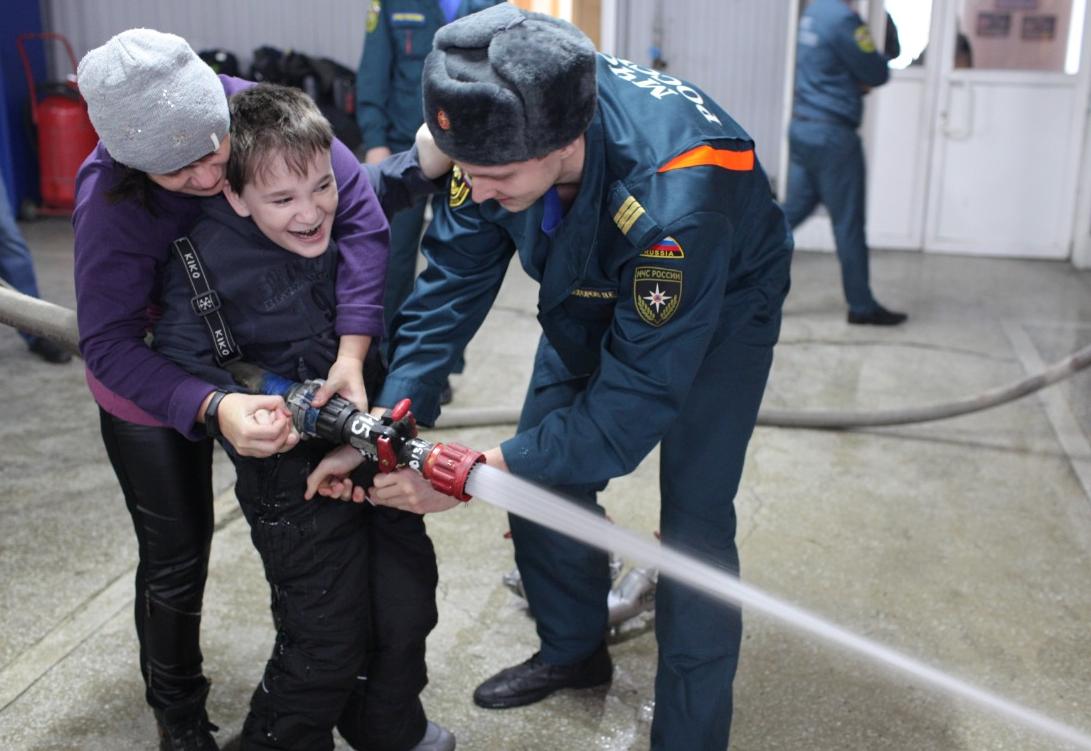 Благотворительная новогодняя акция с известным волонтером Михуткой прошла в пожарной части №1 Барнаула