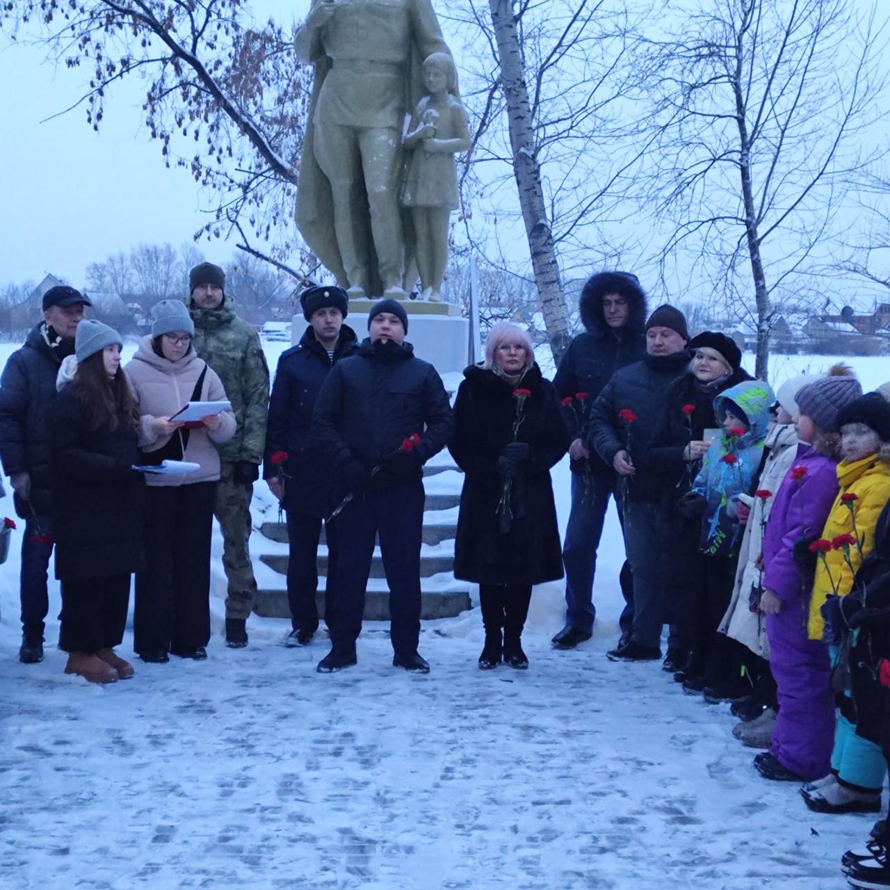 В День Героев Отечества на территории Центрального района города Барнаула прошло возложение цветов, посвященное памятной дате