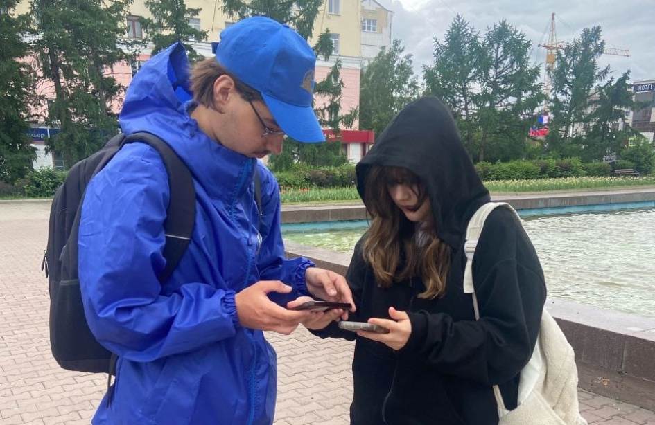 Волонтеры помогают барнаульцам проголосовать за общественные территории, которые будут благоустроены в 2026 году