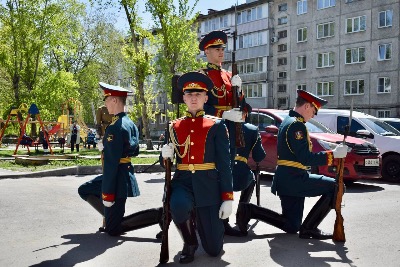 «Парад у дома ветерана»: ветеранов Индустриального района поздравили показательными выступлениями